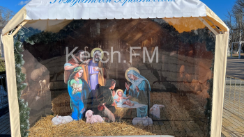 Новости » Общество: На площади Ленина в Керчи установили Рождественский вертеп