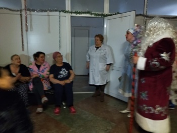 Новости » Общество: В онкобольнице Керчи Дед Мороз принес подарки и пожелал выздоровления