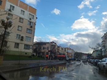 Новости » Коммуналка: Самойленко в Керчи заливает водой