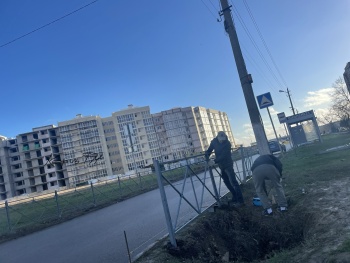 Новости » Общество: Озаборенная Керчь: рядом со школой оставили яму и поставили бесполезный забор