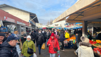 Новости » Общество: Предновогодняя суета: на центральном рынке в Керчи ажиотаж