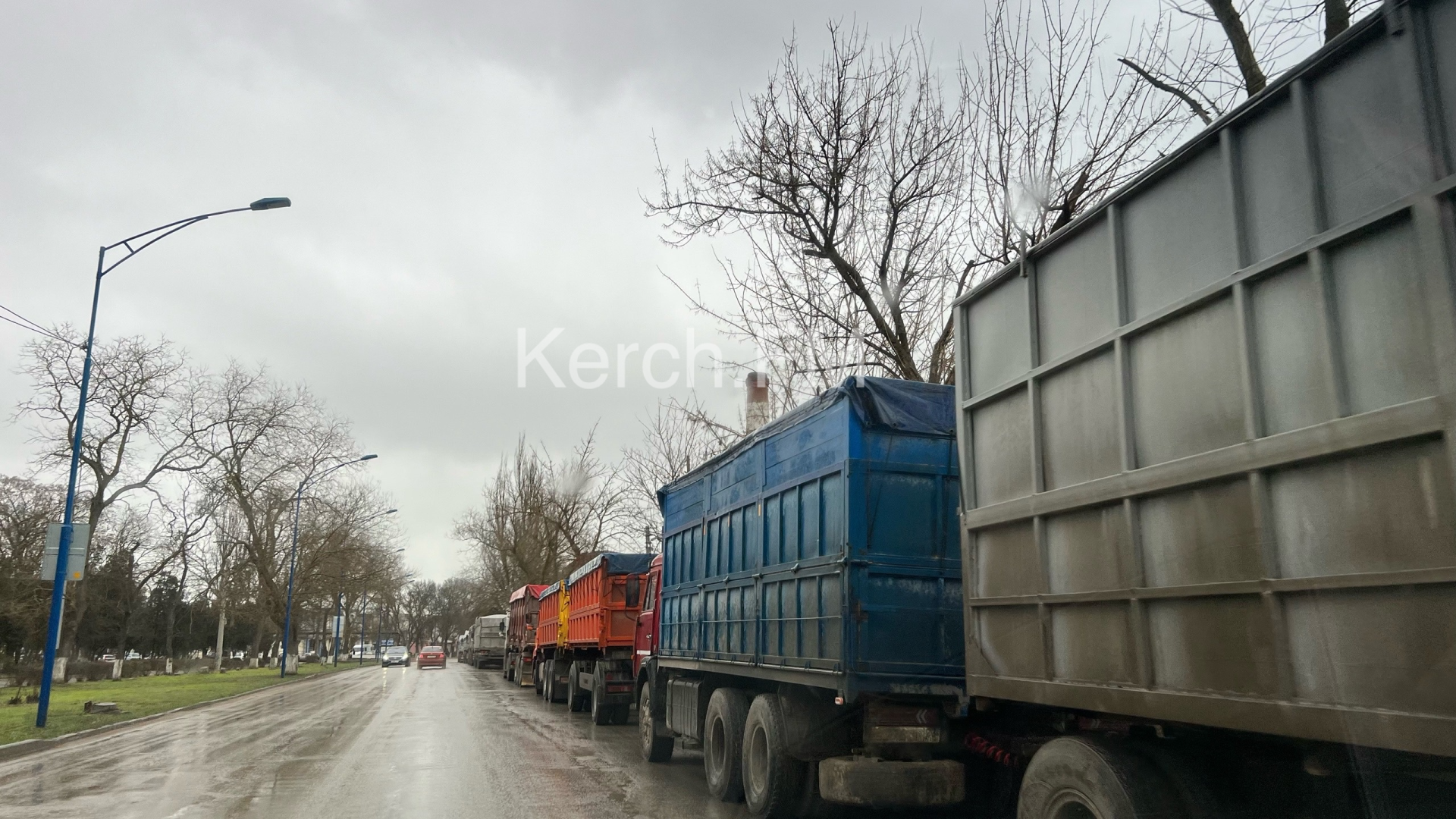 Грузовики в Керчи устроили стоянку на дороге, - водители » Керчь.ФМ - вся  правда о Керчи, новости Керчи