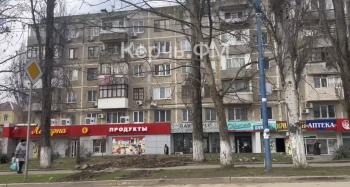 Новости » Общество: После «шторма века» в Керчи по Орджоникидзе до сих пор висят на проводах кондиционеры