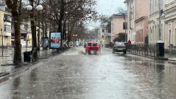 Новости » Общество: Маленький дождь и дороги Керчи оказались затоплены водой