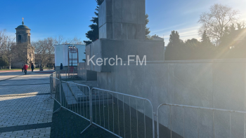 Новости » Общество: В Керчи оградили памятник Ленину