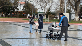 Новости » Общество: Погода шепчет: керчане гуляют в центре города с самого утра