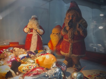 Новости » Общество: В Керчи открылась выставка «Карнавал новогодних игрушек»