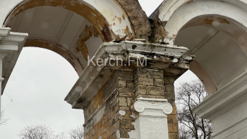 Новости » Общество: Год новый, а проблемы старые: керчане продолжают ходить под опасными арками в Приморском парке