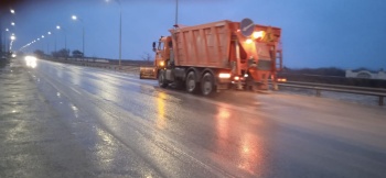 Новости » Общество: Дороги Крыма чистят и обрабатывают 90 единиц спецтехники