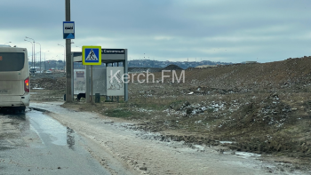 Новости » Общество: В Керчи перед остановкой «Нижний Солнечный» на дороге образовывается каток