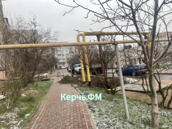Теплокоммунэнерго в Керчи 4 месяца не закапывает глубокую яму в спальном районе