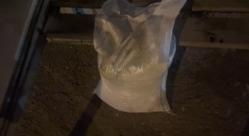 В Керчи на улицах гололед, а на остановках запаянные и заледенелые мешки с песком