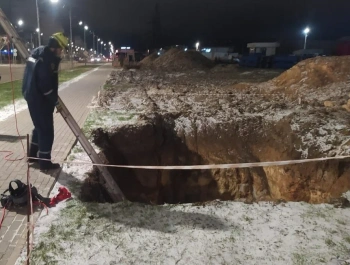 В Евпатории крымчанин упал в траншею у тротуара глубиной 6 метров