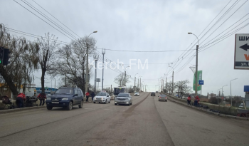 Новости » Общество: На тротуарах на Горьковском мосту начали убирать грязь