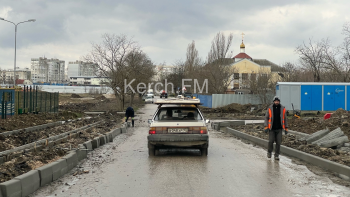 На Войно-Ясенецкого новые бордюры устанавливают прямо в лужи