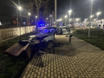 В Керчи водитель без прав въехал в остановку и снес скамейку в пешеходной зоне