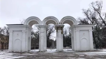 Новости » Общество: Прокуратура потребовала у властей Керчи отремонтировать арку в Приморском парке