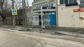 Новости » Общество: Администрации Керчи горожане предлагают подождать здесь автобус