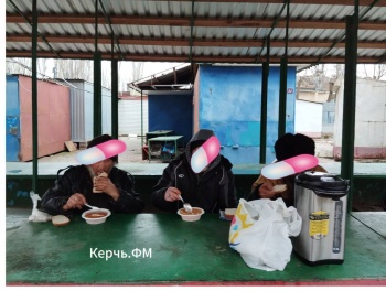 Новости » Общество: Волонтеры в Аршинцево кормят бесплатно голодных керчан