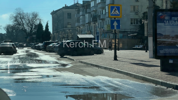 Новости » Общество: В Керчи пару дней не могут устранить течь на ул.Кирова