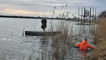 В Крыму спасатели сняли с дрейфующего плота любительницу ярких селфи