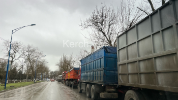 Новости » Общество: Грузовики в Керчи устроили стоянку на дороге, - водители