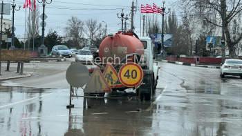 На Самойленко фекальный фонтан топит дорогу