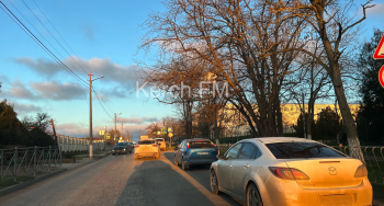 Новости » Общество: Керчане заставляют машинами одну полосу дороги около школы-гимназии №1