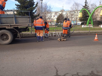 Новости » Общество: На Свердлова и Адмиралтейском проезде провели ямочный ремонт дороги