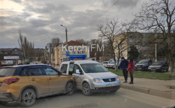 Новости » Общество: На Шлагбаумской в Керчи произошла авария