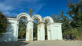 Новости » Общество: На ремонт арки в Приморском парке пока нет денег
