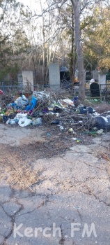 Новости » Общество: Аршинцевское кладбище в Керчи все в мусоре