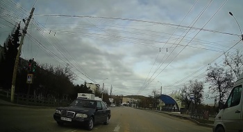 Автохам с иностранными номерами совершил тройной обгон на красный светофор в Керчи