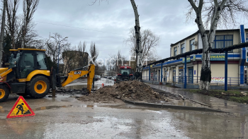 Новости » Общество: Проезд закрыт: на Гудованцева в Керчи устраняют порыв водовода