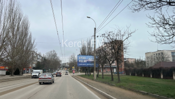 В Керчи так и не могут решить проблему билборда, закрывающего светофор