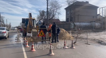 Новости » Коммуналка » Общество: Третий раз раскапывают новый асфальт по Чкалова в Керчи