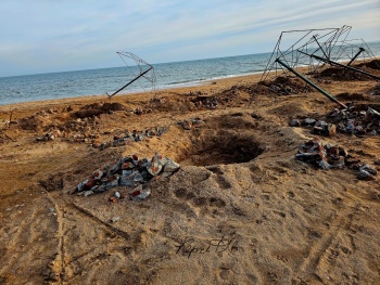 Новости » Общество: Гор пляж Керчи выглядит словно после бомбардировки