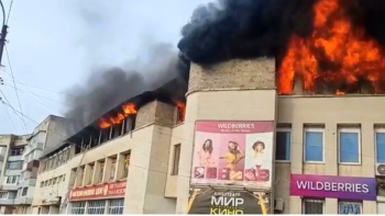 В Крыму загорелся торговый центр