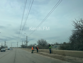 На тротуарах на Горьковском мосту снова начали убирать грязь