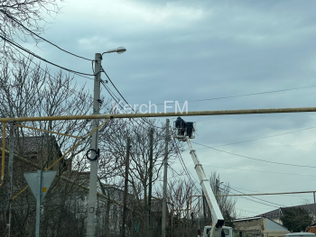 В Керчи на Крупской установили новые плафоны уличного освещения