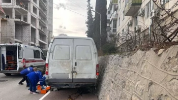 Микроавтобус без водителя сбил ребенка в Крыму