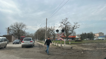Новости » Общество: Керчане просят сделать тротуар вместо грязи в районе ж/д переезда на Кирова