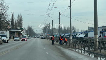Новости » Общество: В Керчи продолжают убирать на дорогах грязь