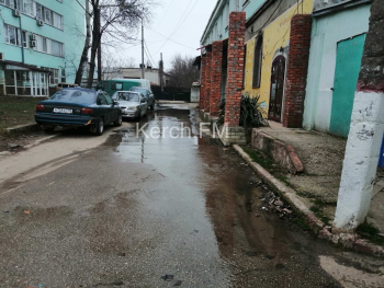 На Борзенко около налоговой произошел порыв водовода