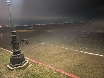 Новости » Общество: Шторм опять заливает фонари на Набережной Керчи