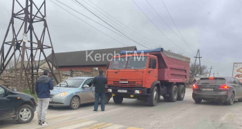 На Куль-Обинском шоссе столкнулись легковушка и грузовик