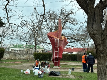 Новости » Общество: В Керчи памятник на ул. 23 Мая привели в порядок