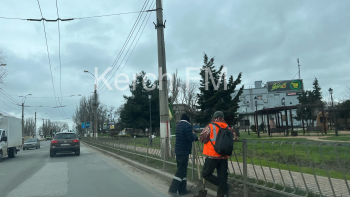 Новости » Общество: В Керчи коммунальщики убирали дорогу на Адмиралтейском проезде