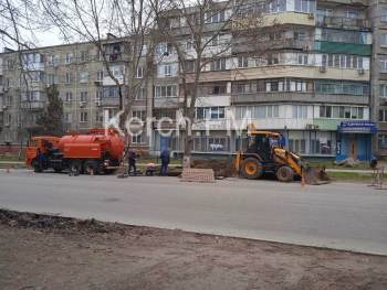 Новости » Общество: На Горького на месте провала дороги начали ремонтные работы