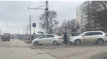 Новости » Криминал и ЧП: На Ворошилова в Керчи произошло очередное ДТП